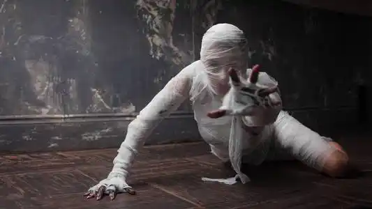 身上长白带可怕的木乃伊在你身上爬行.带绷带的女孩拉着手在框架照片