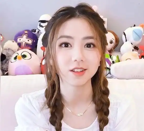 邓紫棋扎双麻花辫甜笑少女感足身后娃娃堆成亮点抢镜