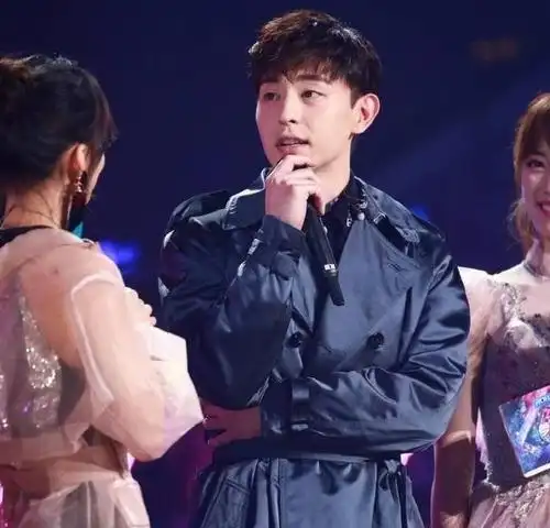 邓伦与自己的偶像张韶涵同框,比起同框,粉丝的注意力却在嘴上!