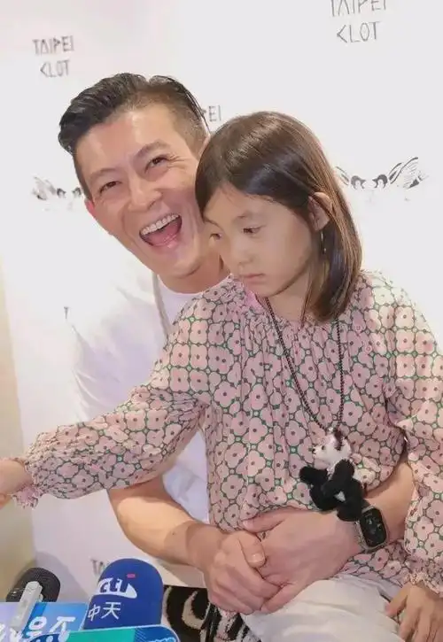 43岁陈冠希带6岁女儿出席活动,主动回忆08年不雅照事件震惊众人