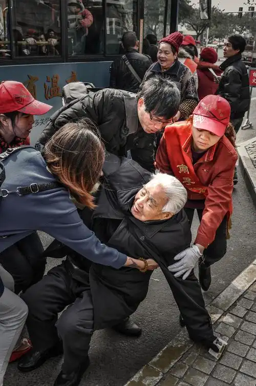 老人跌倒扶不扶?