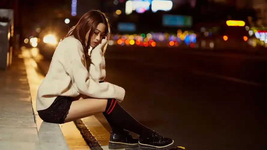 高冷气质美女夜间街拍写真高清宽屏桌面壁纸