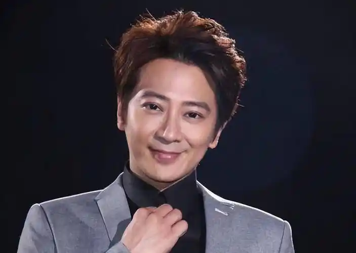 "西装男神"孙耀威,一个因为爱国而躲起来的演员_公司_明星_直播间