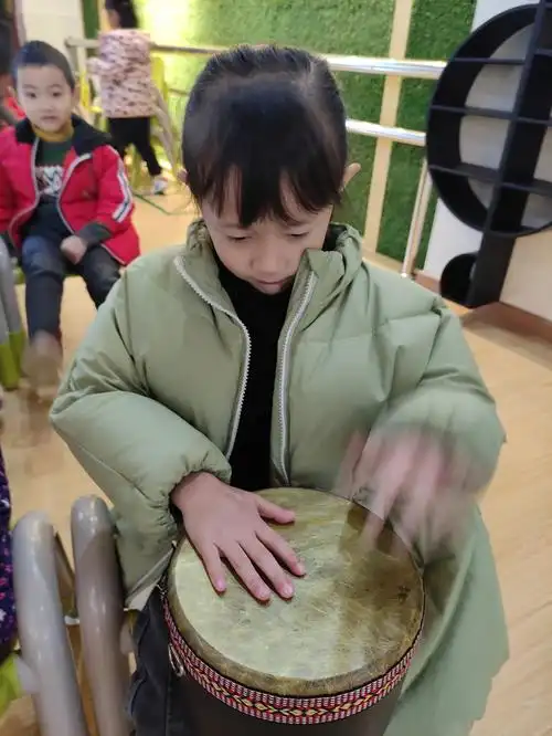 让我们感受到非洲鼓的神秘,独特,感受世界上最原始的声音,享受打鼓的