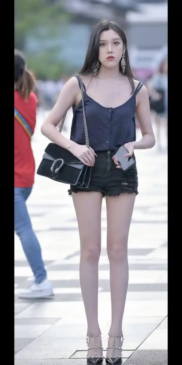 吊带热裤美女,一双白皙大美腿性感火辣