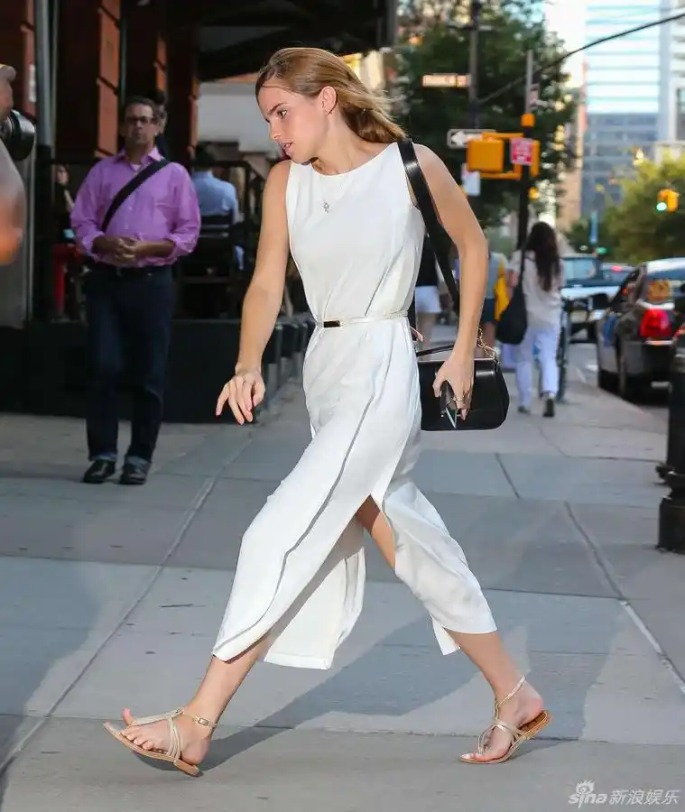 艾玛-沃特森白色连衣裙出街 下车飞奔秀美腿