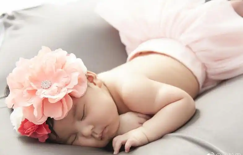 修杰楷晒bo妞吃早餐, bo妞张着大眼睛看周围好奇心爆棚