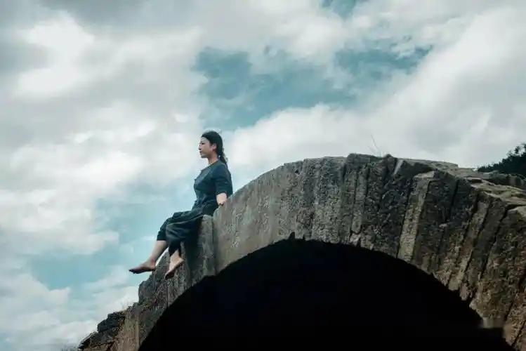 婺源版桥边姑娘