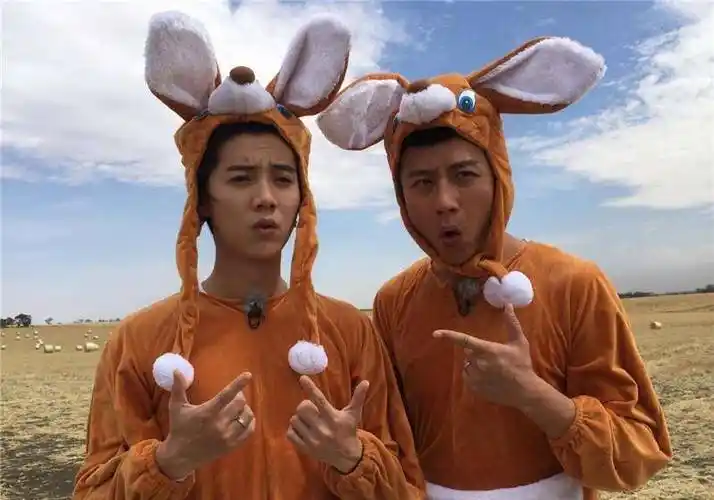 邓超像父亲一样为鹿晗拍照,动作搞笑引热议,关系确实不一般.