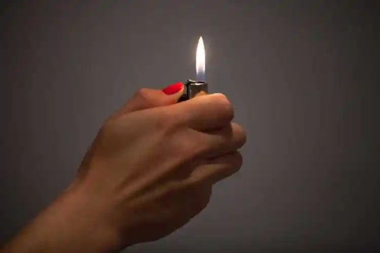 雪茄美元和打火机