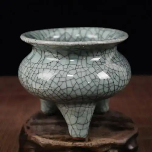 哥窑开片三足香炉高8.5宽10.