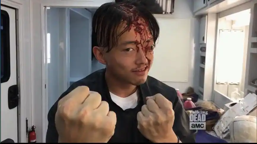 《 行尸走肉》被尼根爆头主角幕后化妆 格伦很嚣张