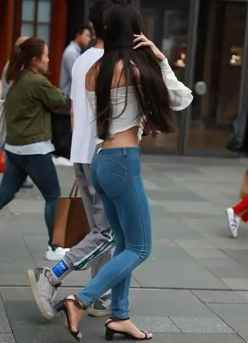街拍紧身牛仔裤超强修身剪裁百搭不挑身起来更有女人味