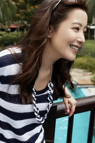 图文:金喜善海岛风情写真--最美笑容