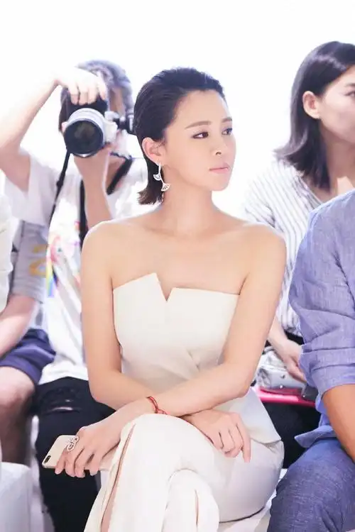 关悦才是合影杀手穿白色抹胸上衣配开叉喇叭裤高调又高级