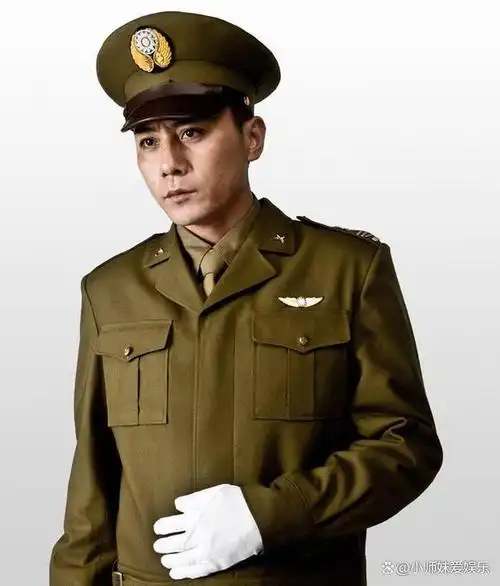 接下来,小编带大家盘点一下12位军装男神