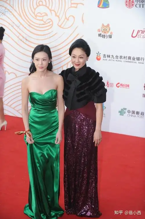 王姬剪了短发减龄至少20岁穿蕾丝连衣裙亮相看不出是60后