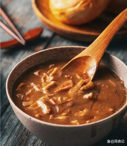 据调查,在河南胡辣汤店不低于上万家,这看似简单的一碗胡辣汤,实则
