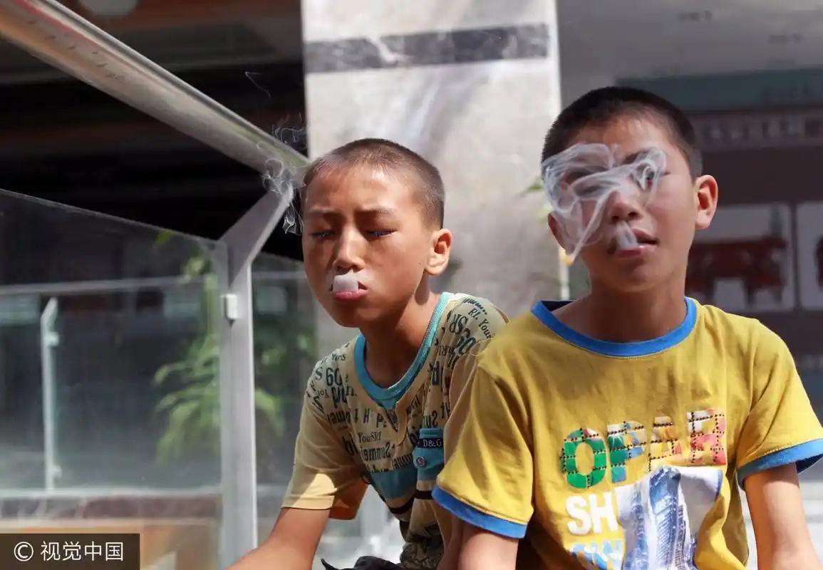 4名8岁小学生偷偷吸烟被抓,校长不仅不惩罚还给递烟:多抽点