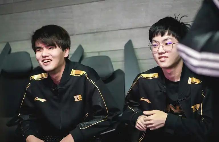 朱开官宣回归rng主教练_观众们_赛场_姿态