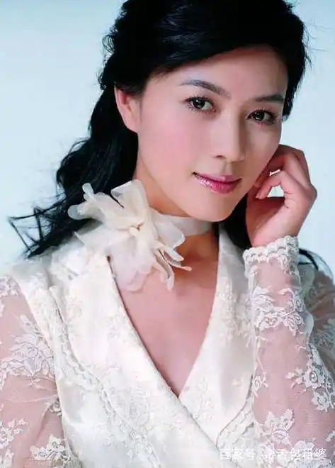 她是陆毅苦追4年的女人,豪门老公狱中病逝,如今与女儿复出捞金_田海蓉