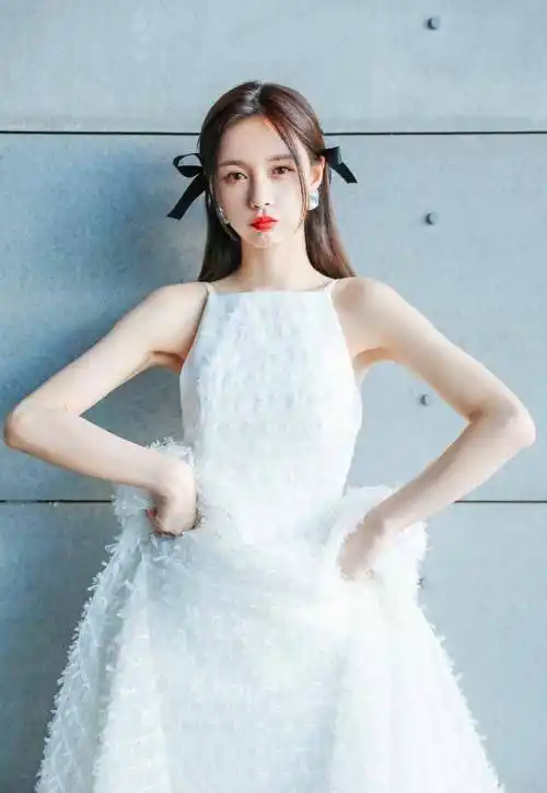 原创1米71沈梦辰又高又瘦穿白色吊带裙出镜肤色黑也很养眼