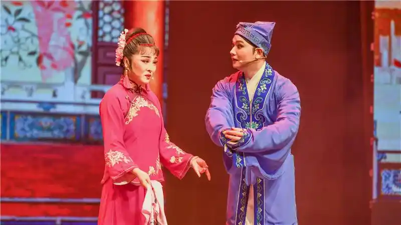 黄梅戏《夫妻观灯》