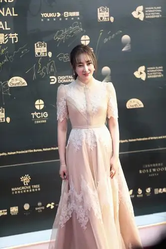 高姝瑶出席海南岛国际电影节 裙裾飘飘仙气十足