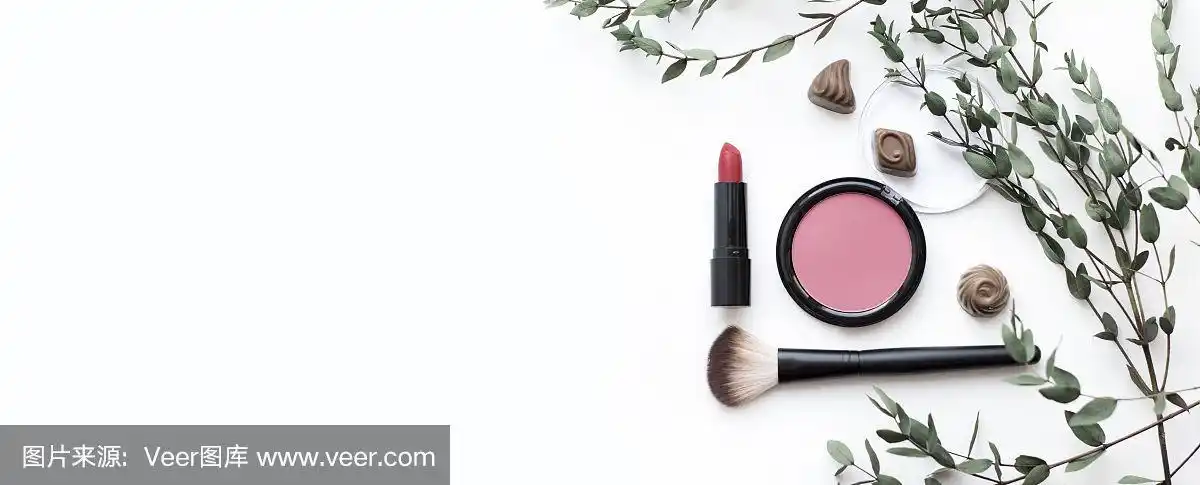 横幅上用一套化妆品,白色的背景,红色的口红,胭脂,化妆刷.