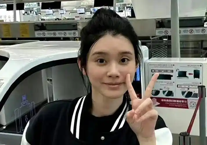 奚梦瑶素颜与路人合影被嘲不好看,本尊回应:我没化妆就是很普呀 _明星