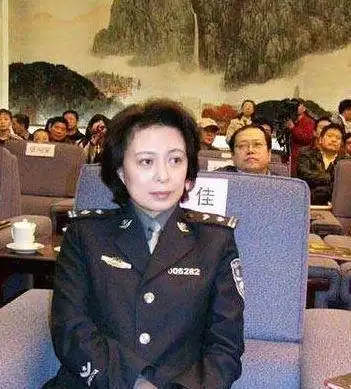 她出道40年兢兢业业零绯闻丈夫身份显赫为人低调