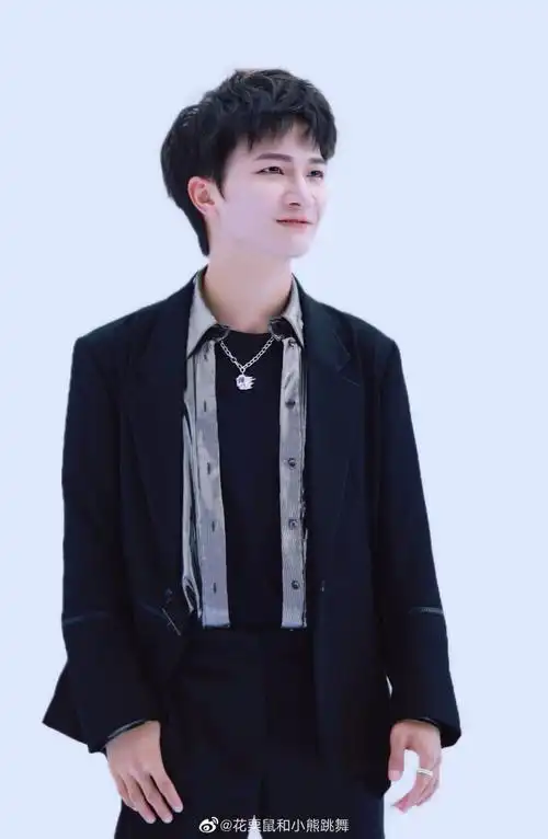 周深 cr:花栗鼠和小熊跳舞 都是微博上的老师,有水印,禁二传,禁二改