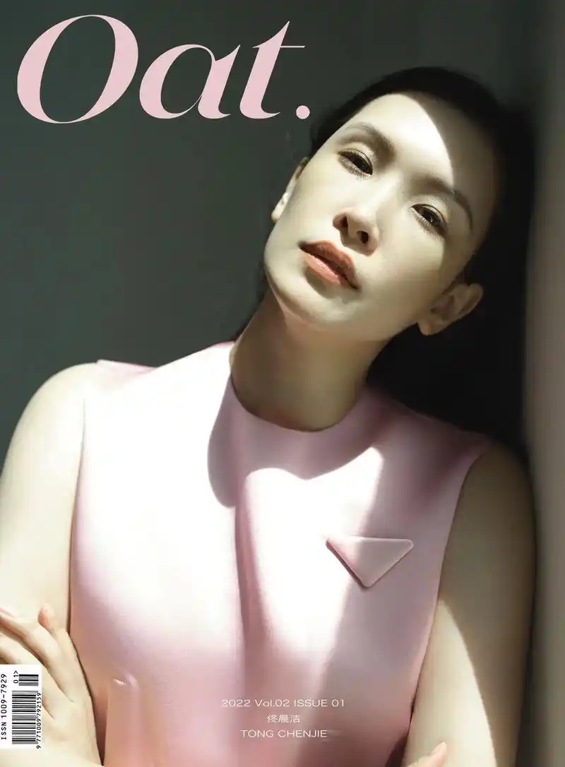 超模佟晨洁oat创刊号封面大片.在一个阳光和煦的午后,我们与 - 抖音