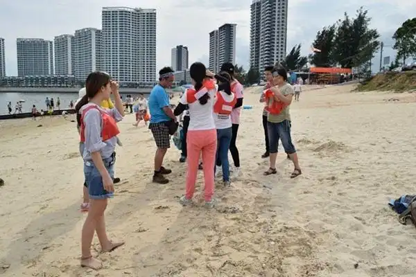 最后一个游戏环节是撕名牌.