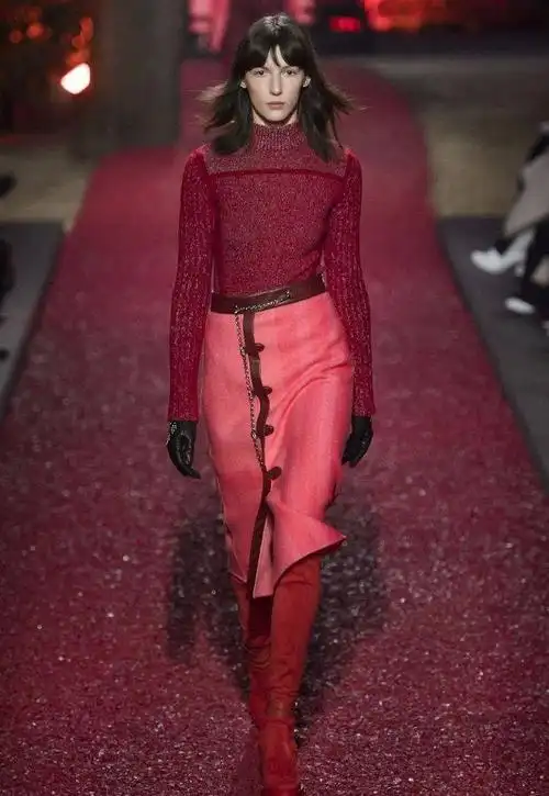 粉色配红色,轻松搭配出少女感!|百褶裙|配色|连衣裙|酒红色_网易订阅