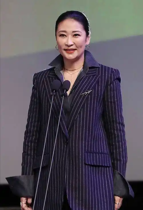 梁静玩透了黑西装,配薄纱衬衫知性迷人,配阔腿裤成熟贵气挺高级_调配