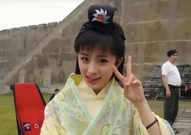 杨幂19岁生图上热搜,到底整了没?