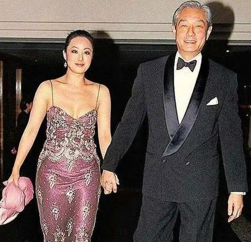 钟镇涛前妻章小蕙,穿着亮片点缀的紫红色吊带裙,身材虽然发福,但是