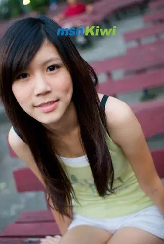 只有一个妹妹,而且是亲生的,就是恒星mv里的那个,他妹妹叫吴昮霈,比