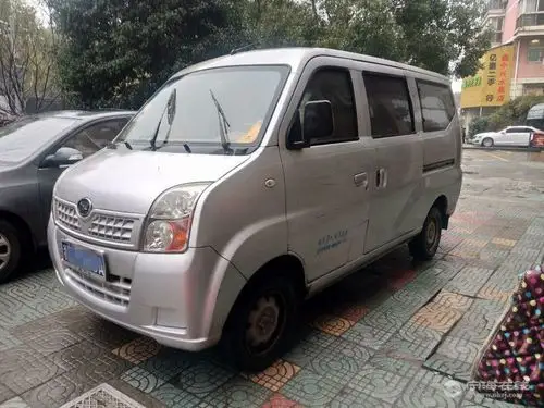 力帆面包车7座银色