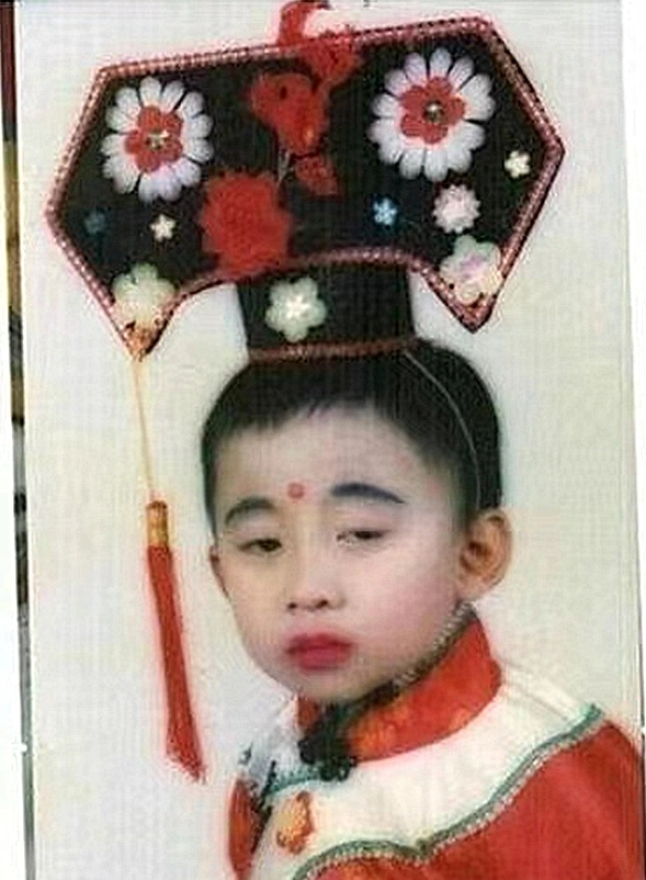 8090后专属回忆画风别致的童年丑照被父母男扮女装是常态