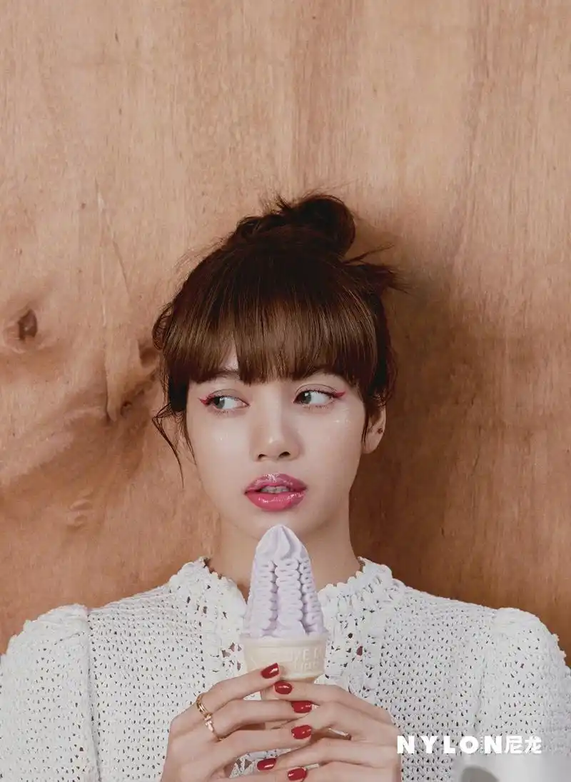 lisa尼龙内页来啦,来看看lisa的复古风大片