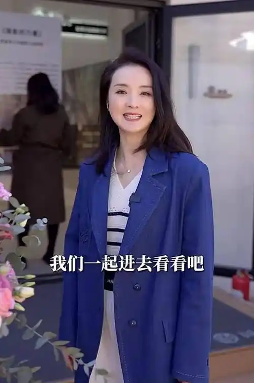 王艳复出赚钱不易,近照白头发很显眼,老公王志才债务风波后消失_网友