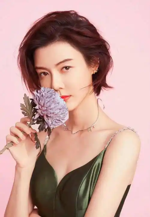 车晓40岁依旧靓丽,这样的身材保持的真好,电眼迷人,惑