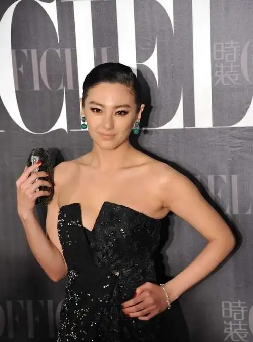 34岁张雨绮太火辣,穿黑色抹胸裙配优雅盘发,丰润身材让人着迷