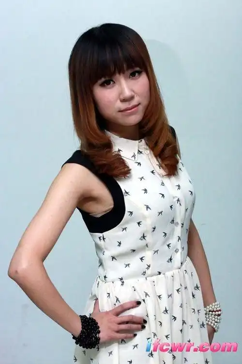 非诚勿扰7号女嘉宾闫雷资料照片 闫雷微博 闫雷被谁带走了