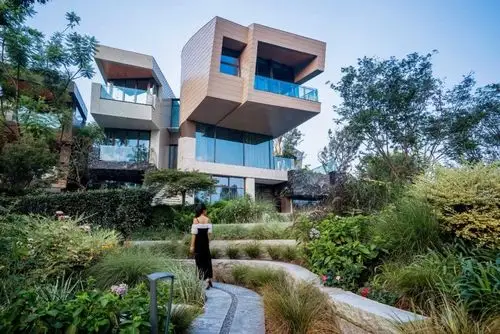 麓湖生态城黑钰岛一件水城上的艺术孤品