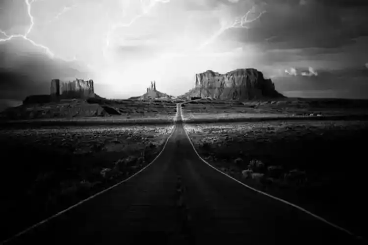 物体有强烈的对比可用黑白表现