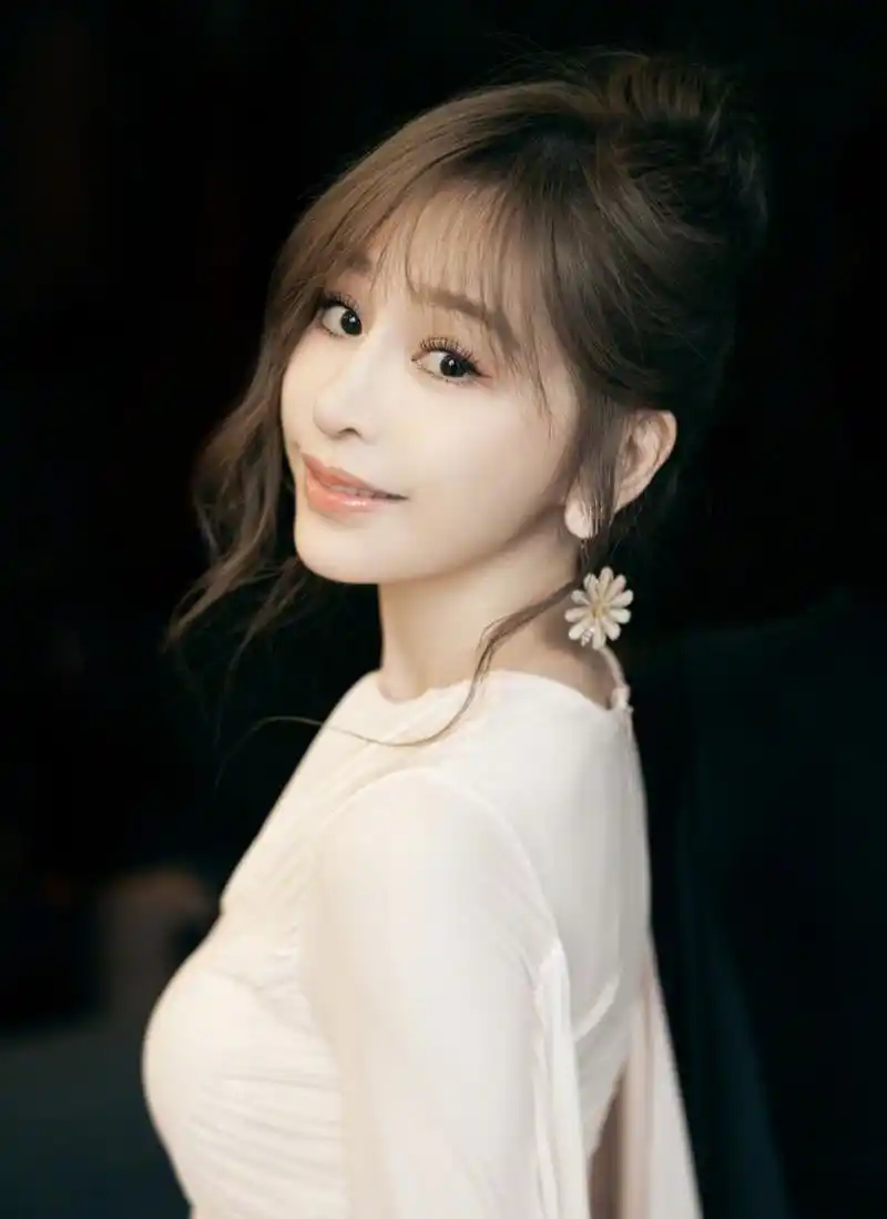 星闻#  王心凌虽然年纪大了,但是这身材,脸蛋,穿搭依旧看起来就是二