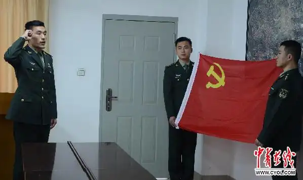 2017年1月13日,面对鲜红的党旗,王晓冬举起右手,进行拥护改革宣誓.